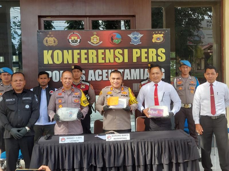 Kapolres-Aceh-Tamiang-AKBP-Muliadi-tengah-menunjukkan-kokain-yang-diamankan-dari-tersangka-M.jpg