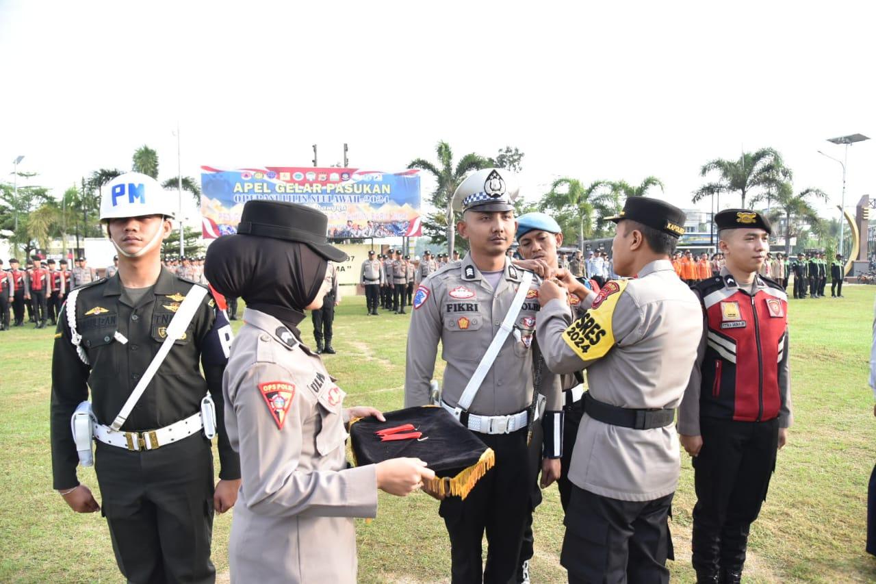 Kapolres-Bireuen-AKBP-Jatmiko-SH-MH-memasang-tanda-pita.jpg