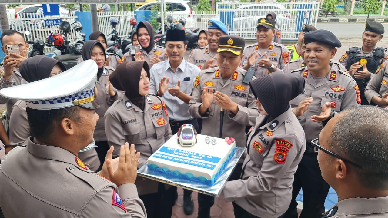 Kapolres-Bireuen-AKBP-Jatmiko-menyerahkan-kue-ulang-tahun-hari-lalu-lintas-Bhayangkara.jpg