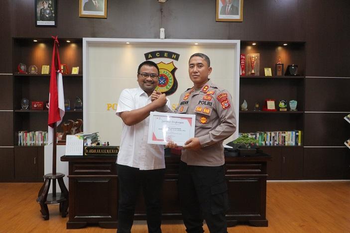 Kapolres Lhokseumawe Terima Penghargaan dari PMI - Serambinews.com
