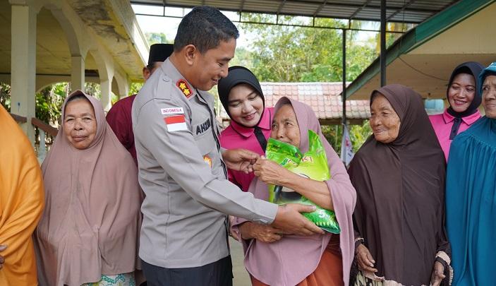 Kapolres-Lhokseumawe-dan-Ketua-Bhayangkari-Salurkan-Bantuan-Bagi-Korban-Banjir_2026.jpg