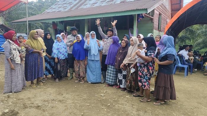 Kapolres-hibur-emak-emak-korban-banjir.jpg