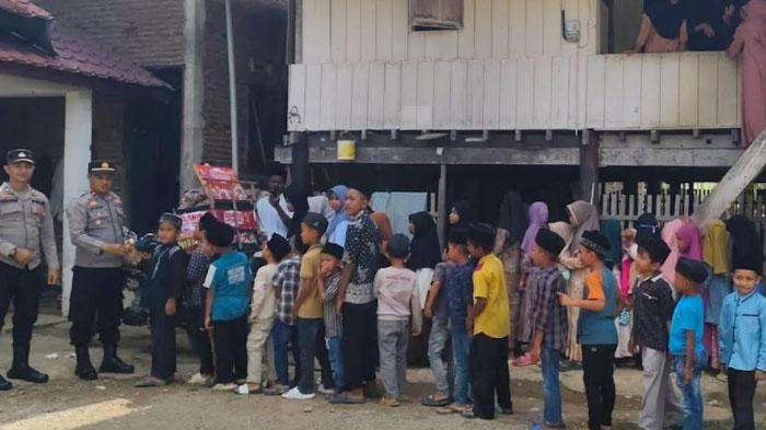 Datangi Balai Pengajian, Kapolsek Paya Bakong Bagikan Es Krim untuk Santri
