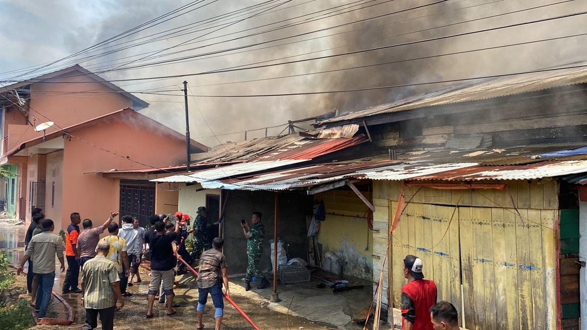 Kebakaran-rumah-di-Gampong-Jawa-Lama-Lhokseumawe-Selasa-552026-siang.jpg