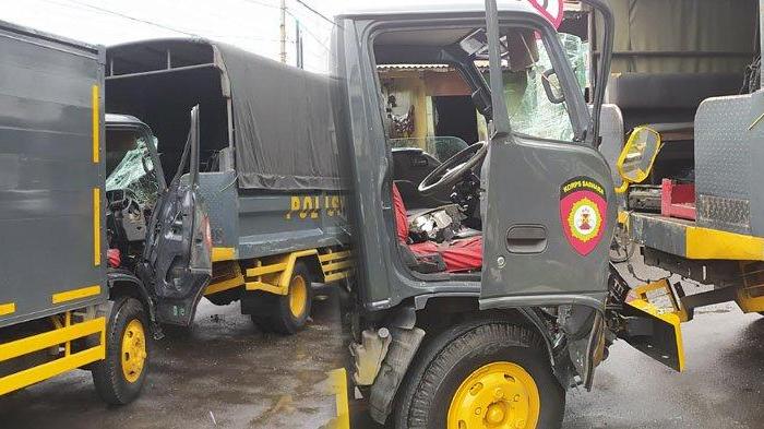 Kecelakaan-iring-iringan-truk-polisi-terjadi-di-kawasan-Wonokromo-Surabaya.jpg