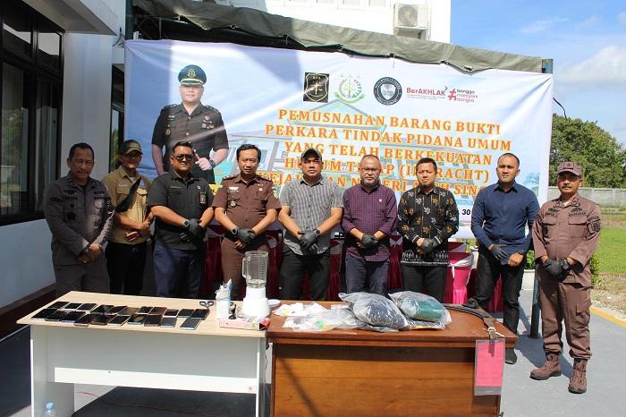 Kejaksaan-Negeri-Aceh-Singkil-musnahkan-barang-bukti-d.jpg