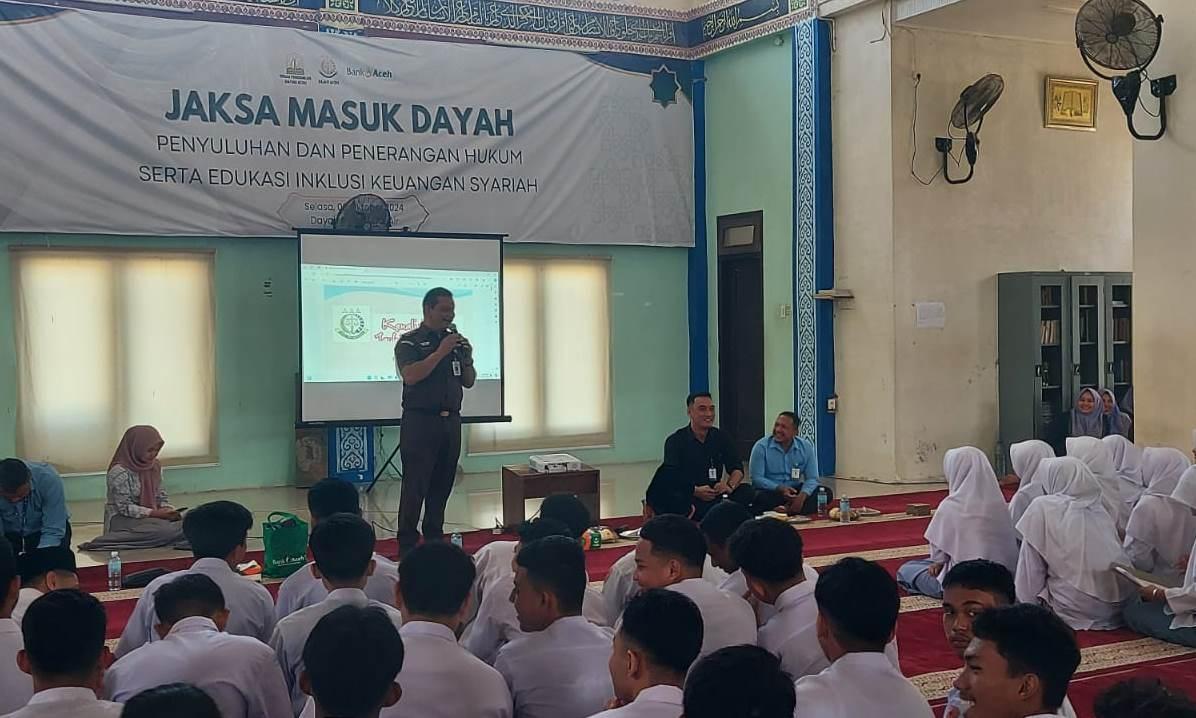Kejati-Aceh-melakukan-penyuluhan-hukum-dałam-program-Jaksa-Masuk-Dayah.jpg