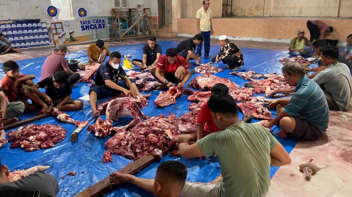 Keluarga-Minang-di-Subulussalam-Sembelih-8-Hewan-Kurban-380-Paket-Daging-Dibagikan-untuk-Masyarakat.jpg