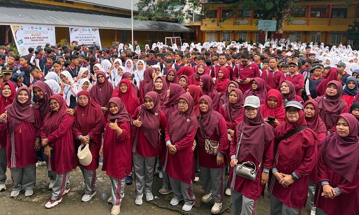 Keluarga-besar-SMP-Negeri-1-Lhokseumawe-foto-bersama-jelang-kegiatan-jalan-santai.jpg