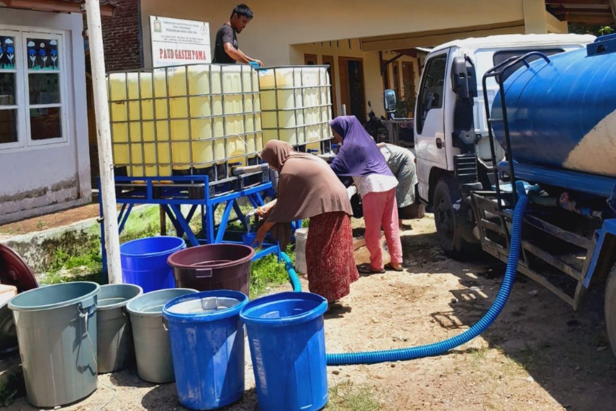 Kemarau-Pemkab-Aceh-Besar-Suplai-16000-Liter-Air-Bersih-ke-Lhoknga.jpg