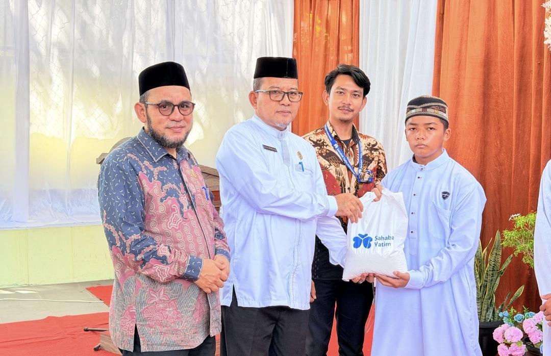 Lebaran Yatim di Aceh, Kemenag & Mitra Salurkan Puluhan Juta Rupiah untuk Anak Yatim dan Disabilitas - Serambinews.com