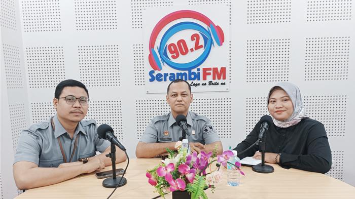 Ryan Juliansyah, S.I.Kom (Ketua Tim Humas dan TI) dan Reza Nazriadi, S.H (Analis KI dan PPNS KI), menjadi narasumber talkshow bersama Kanwil Kemenkum Aceh, dengan tema “Perlindungan Merek, Hak Cipta, dan Desain Industri Tahun 2025”, Selasa (23/12). Talkshow dipandu Iska Novita.