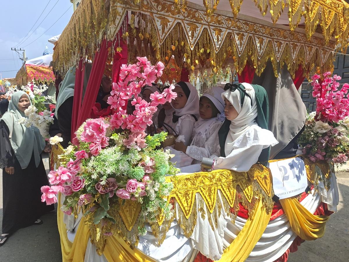 Kendaraan-hias-mengikuti-pawai-menyambut-tahun-baru-Islam-di-Samalanga.jpg