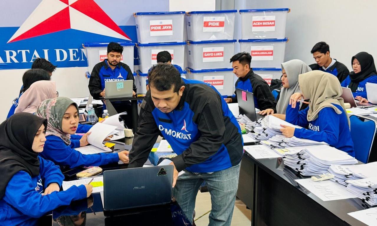 Kepala-Badan-Advokasi-Hukum-Partai-Demokrat-Aceh-memantau-hasil-real-count.jpg