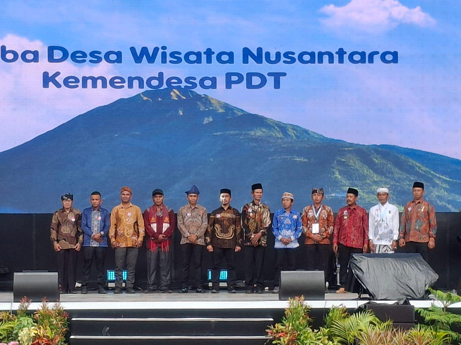 Kepala-DPMG-Aceh-Besar-Carbaini-SAg-menerima-Apresiasi-Desa-Wisata-Nusantara-Tahun-2025.jpg