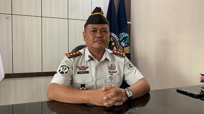 Kepala-LP-Kualasimpang-Akhmad-Sobirin-Soleh-mengimbau-wawrga-binaan-menyerahkan-diri.jpg