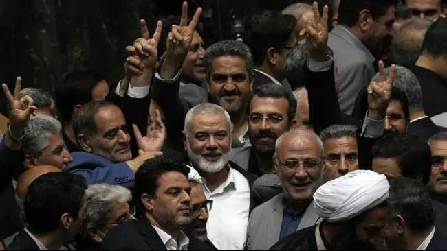 Kepala-Politbiro-Hamas-Ismail-Haniyeh-dikelilingi-anggota-parlemen-Iran.jpg