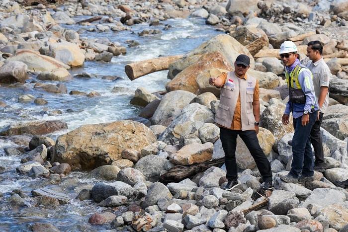 Kepala-Pos-Komando-Wilayah-PRR-Aceh-meninjau-pembangunan-jembatan-rangka-baja.jpg