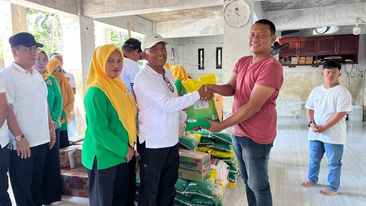 Kepala-Rutan-Kelas-IIB-Banda-Aceh-Baharuddin-menyalurkan-bantuan-untuk-korban-banjir-Pidie-Jaya.jpg