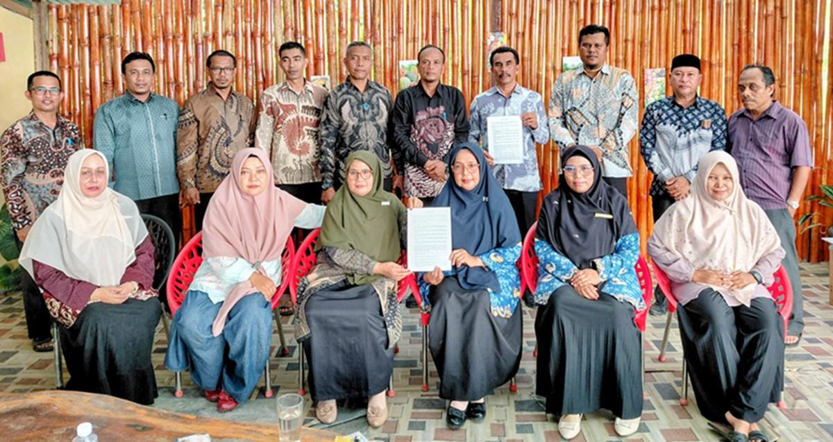 Kepala-SMA-SMK-SLB-Aceh-Barat-Daya-memperlihatkan-surat-mosi-tak-percaya-kepada-Kacabdisdik.jpg
