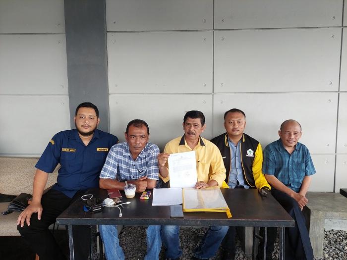 Ketua-DPD-II-Partai-Golkar-Aceh-Tamiang-Adriadi-tengah-bersama-kuasa-hukum-Tedi-Irawan.jpg