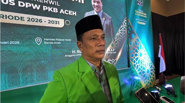 Ketua-DPW-PKB-Aceh-H-Ruslan-Daud-HRD-memberi.jpg