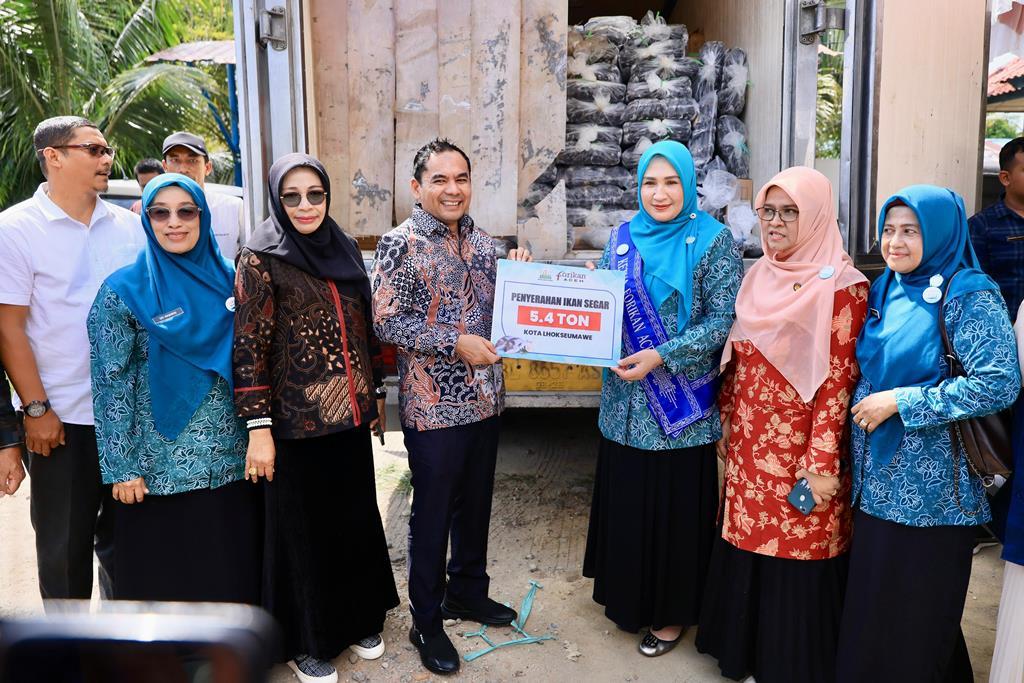 Ketua-Forum-Peningkatan-Konsumsi-Ikan-Aceh-Marlina-Muzakir-menyerahkan-54-ton-ikan-segar.jpg