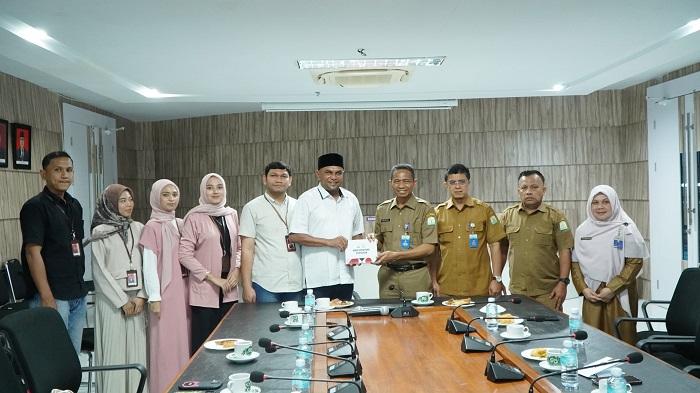 Ketua-KPI-Aceh-Samsul-Bahri-secara-simbolis-menyerahkan-buku-P3SPS.jpg