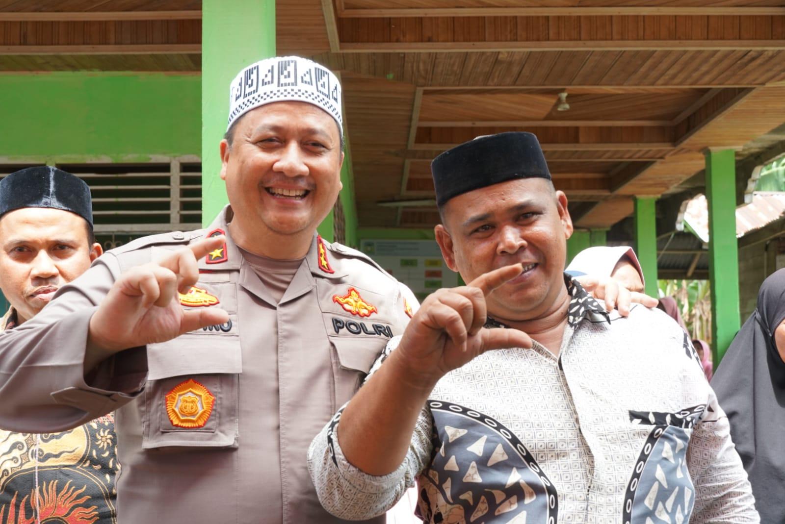 Keuchik-Gampong-Maheng-berfoto-dengan-Kapolda-Aceh-Irjen-Pol-Achmad-Kartiko.jpg