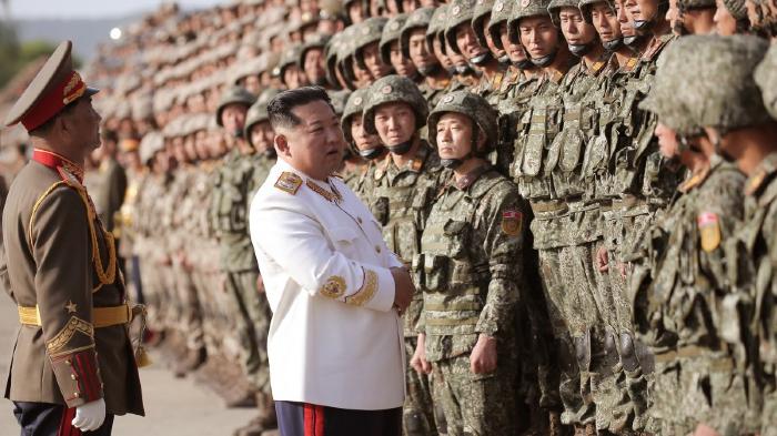 Kim-Jong-Un-melakukan-inspekasi-terhadap-pasukan-militer-Korea-Utara.jpg