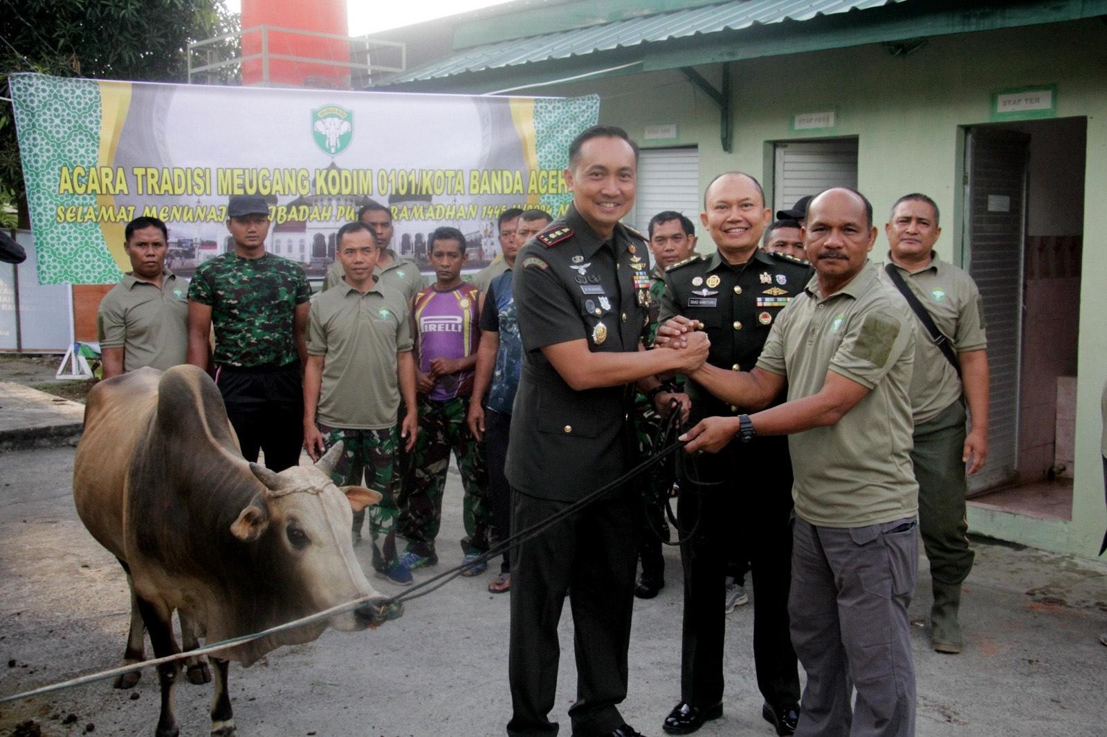 Gelar Tradisi Meugang, Kodim 0101 Banda Aceh Sembelih 11 Ekor Sapi dan Bagikan Daging ke Warga