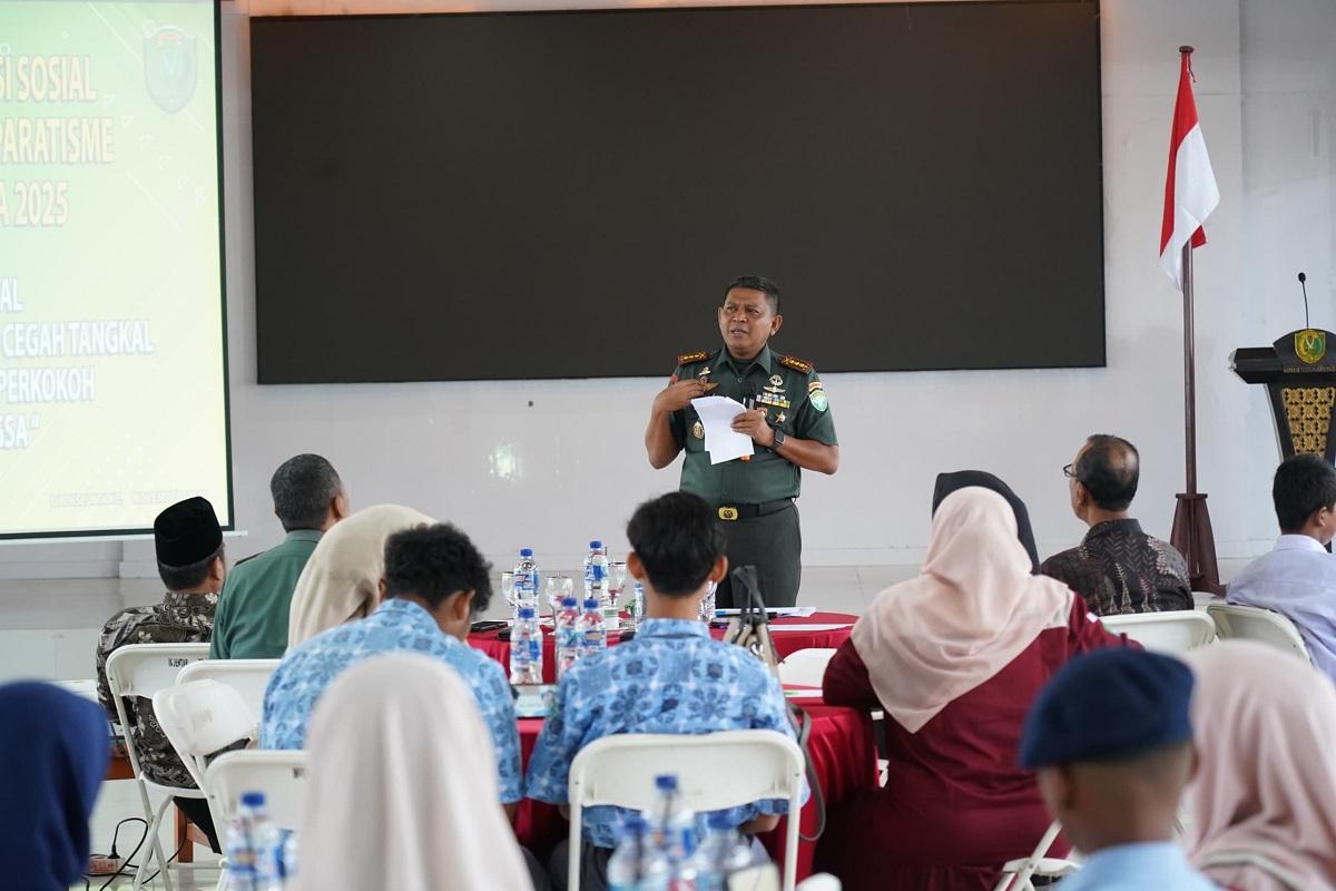Kolonel-Inf-Ali-Imran-kegiatan-komunikasi-sosial-depan-siswa.jpg