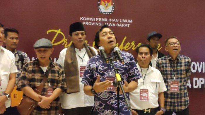Komedian-Alfiansyah-Bustami-alias-Komeng-resmi-mendaftar-DPD-RI-ke-KPU-Jabar.jpg