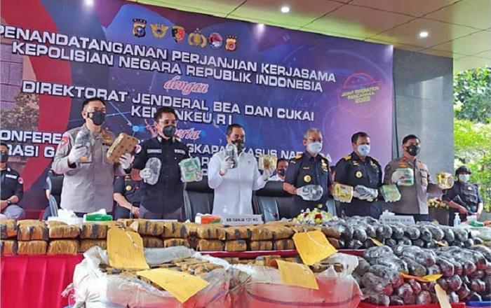 Polisi Tangkap Boat Berisi Sabu 169 Kg, 9 Anggota Jaringan Narkotika Internasional Diamankan