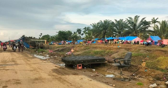 Korban-banjir-di-Kecamatan-Langkahan-Kabupaten-Aceh-Utara-mendirikan-tenda-di-tanggul-irigasi.jpg