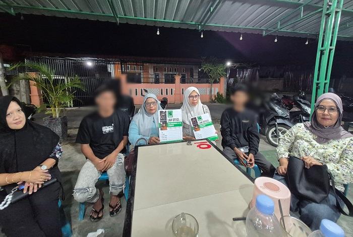 Korban-didampingi-ibunya-dan-Kuasa-Hukum-saat-memberikan-keterangan-kepada-Wartawan.jpg