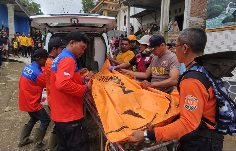 Korban-tertimbun-longsor-di-Desa-Depok-Kecamatan-Bendungan-Kabupaten-Trenggalek.jpg