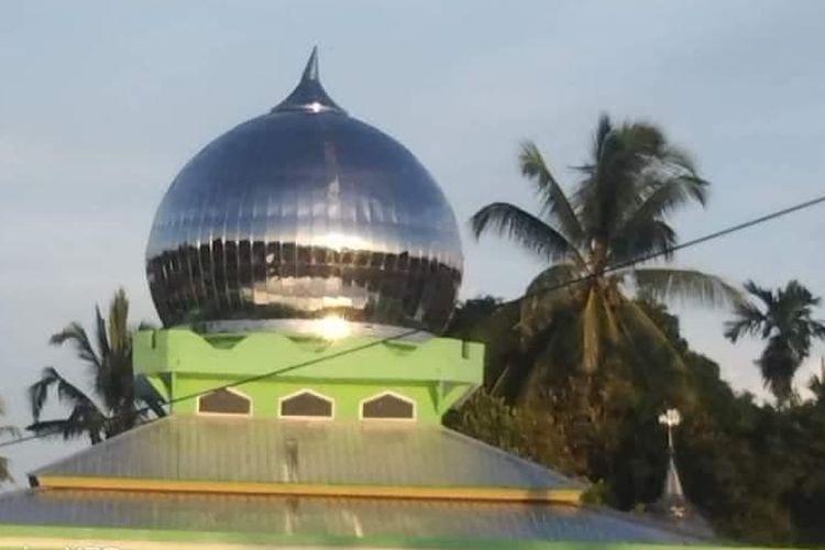 Kubah-Masjid-Al-Hudah-di-Desa-Kayeli-Kabupaten-Buru-Maluku.jpg