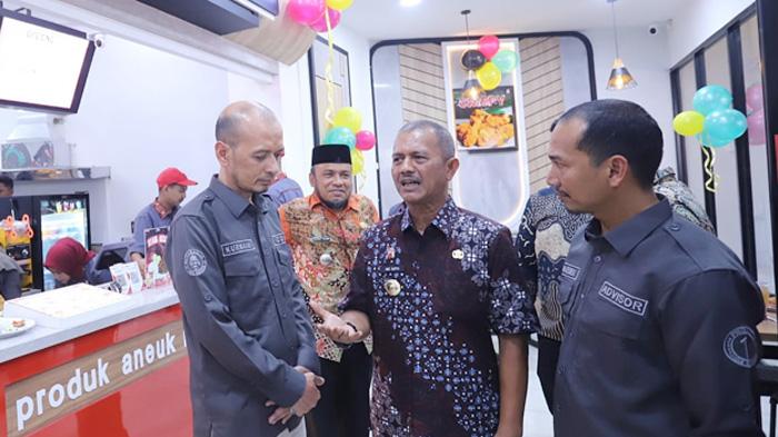 Resmikan Outlet ke-25 Kutaradja Fried Chicken, Pj Wali Kota: Kita Dorong Pertumbuhan UMKM Lokal