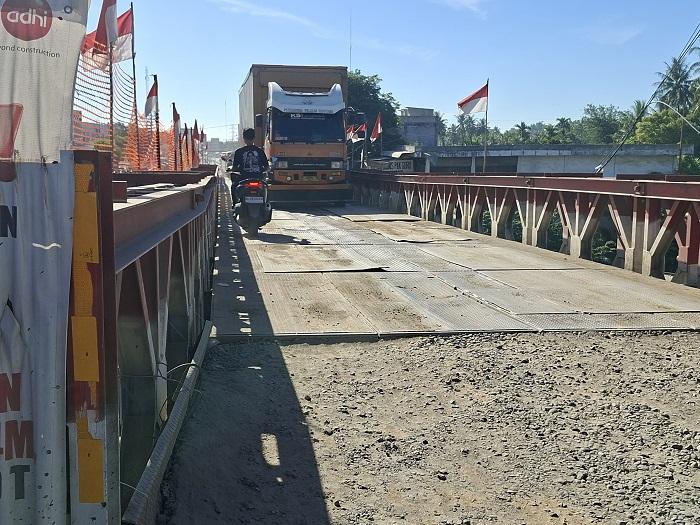 Lantai-jembatan-baili-Kutablang-Bireuen-sempat-ditutup-enam-jam.jpg