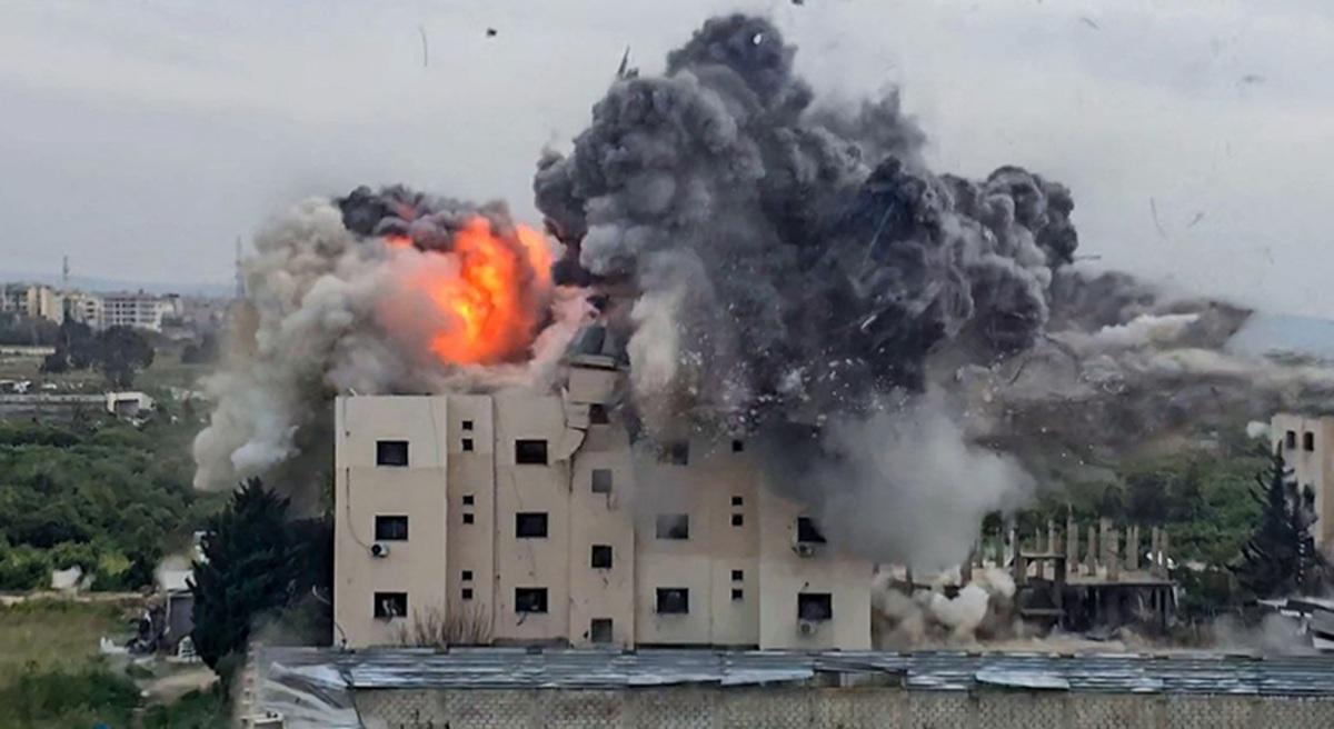 Ledakan-di-salah-satu-bangunan-Lebanon-yang-diserang-Israel-di-Desa-Abbasiyyeh-13-Maret-2026.jpg