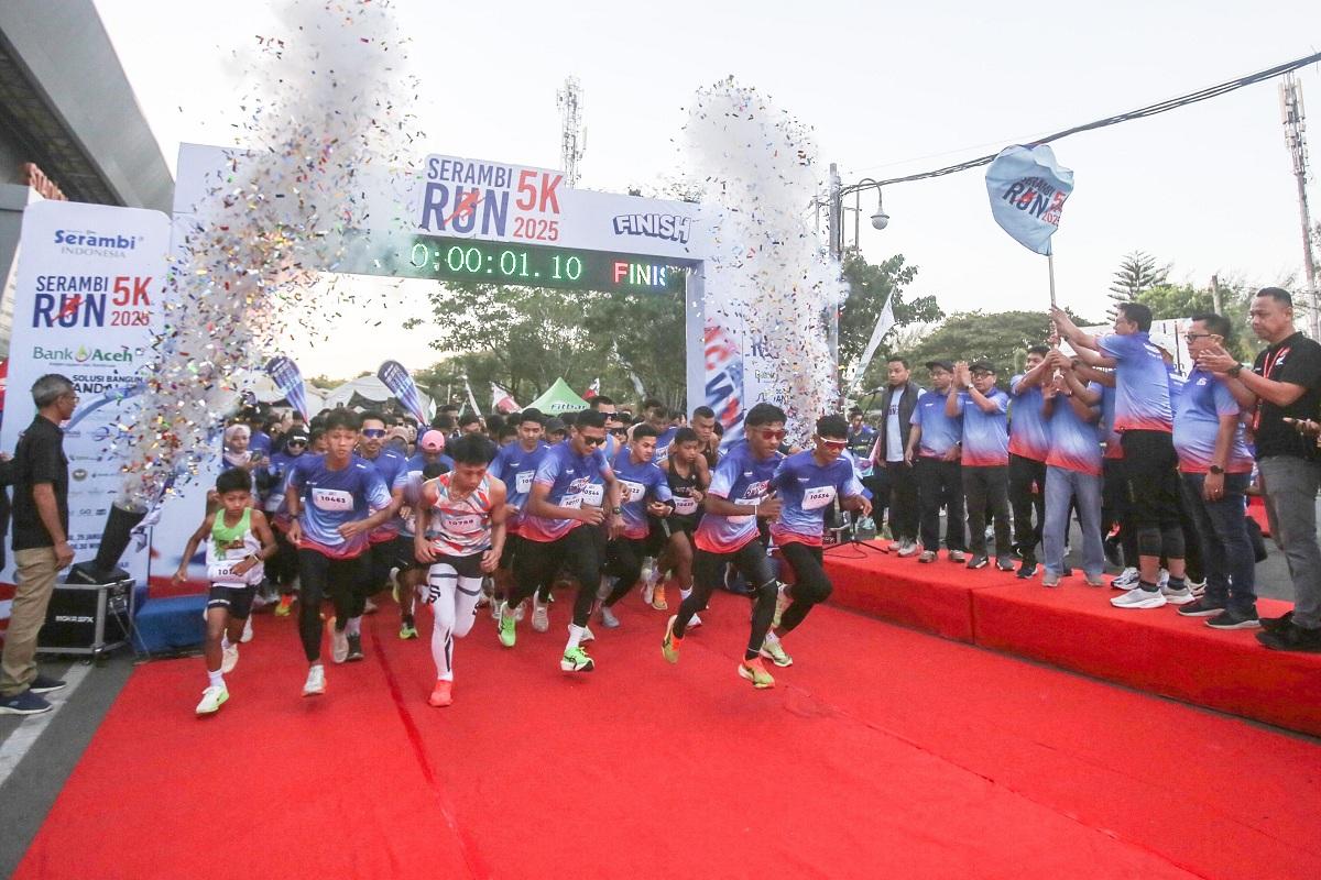 Lepaskan-peserta-pada-acara-Serambi-RUN-5-K-2025-di-Banda-Aceh-Minggu-2512026.jpg