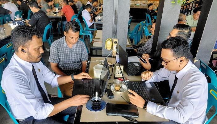 Listrik Padam, Internet Lumpuh, CPNS Bawaslu Abdya Ikuti Ujian Latsar dan Prajab di Warung Kopi