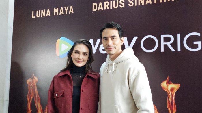 Luna-Maya-dan-Darius-Sinathrya-usai-jumpa-pers-WeTV-Oringinal-Main-Api.jpg