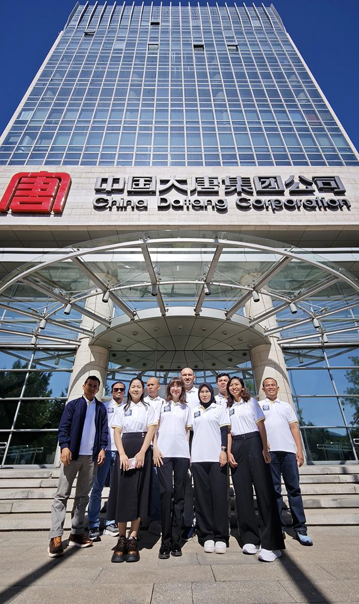 Para peserta Culture Exchange foto bersama di depan Kantor pusat perusahaan listrik Tiongkok, China Datang Corporation (CDT), di Distrik Xicheng, Beijing, Tiongkok, Senin (8/9/2025).