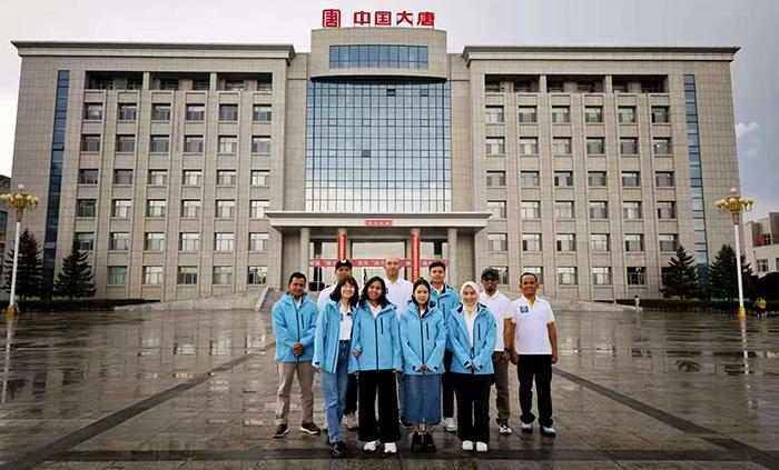 Edi Susanto dari PT Meulaboh Power Generation (MPG) saat mengunjungi Saihanba, Mongolia Dalam, China, pada September 2025. Kawasan yang dulunya padang pasir itu kini berubah menjadi hutan hijau dan pusat energi angin–surya berkapasitas 2,36 GW.