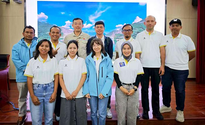Edi Susanto dari PT Meulaboh Power Generation (MPG) saat mengunjungi Saihanba, Mongolia Dalam, China, pada September 2025. Kawasan yang dulunya padang pasir itu kini berubah menjadi hutan hijau dan pusat energi angin–surya berkapasitas 2,36 GW.