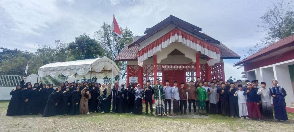 MUQ-Aceh-Selatan-foto-di-depan-makam-Pahlawan.jpg