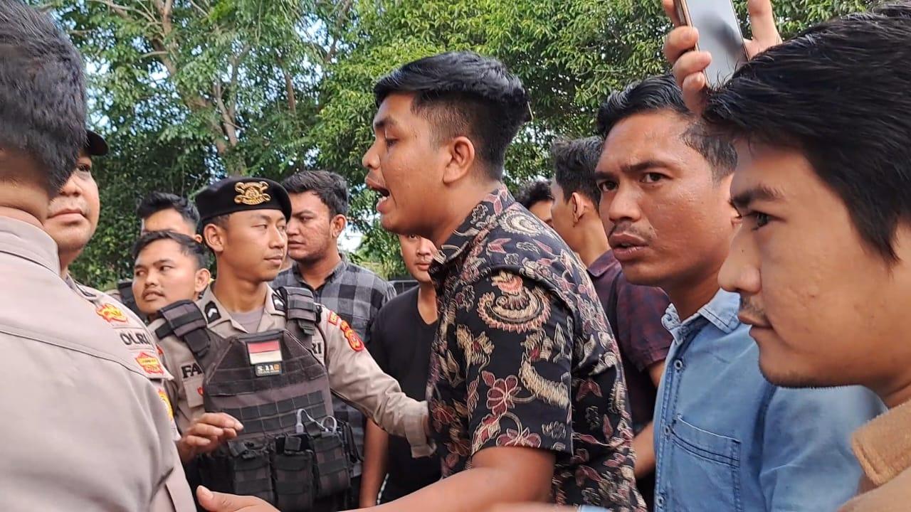 Mahasiswa-asal-Aceh-Selatan-bersitegang-di-depan-Kantor-Kemenkumham-Aceh.jpg