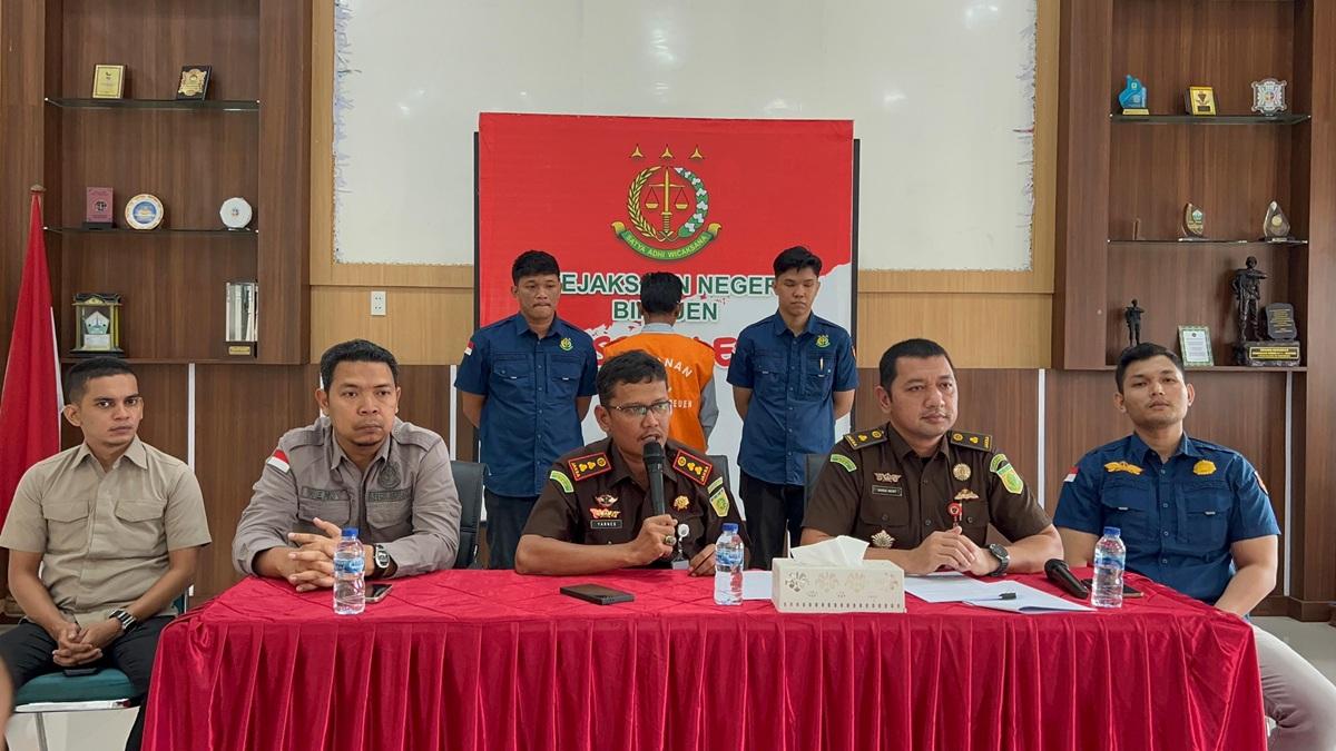 Mantan-Keuchik-Desa-Karieng-Peudada-Bireuen-berinisial-Irf-bin-S-Kamis-18122025-ditahan.jpg